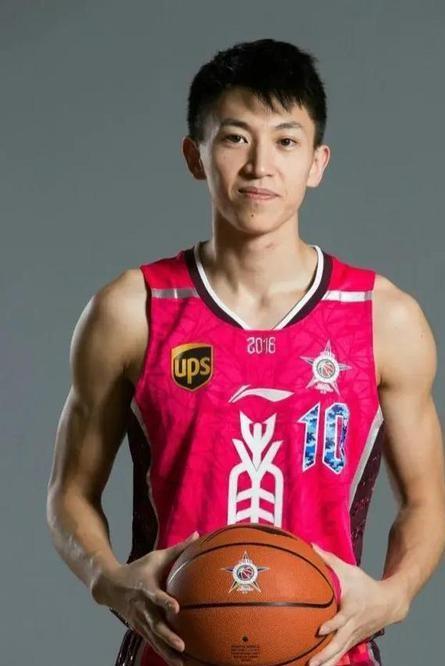 保利体育登录入口-37岁男篮传奇人物：身家早已过亿，打20年拿5冠，是CBA现役常青树