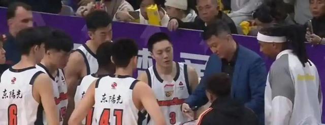 73掀翻11冠王！广东12次失误创新低，主帅临场调整为啥掉链子